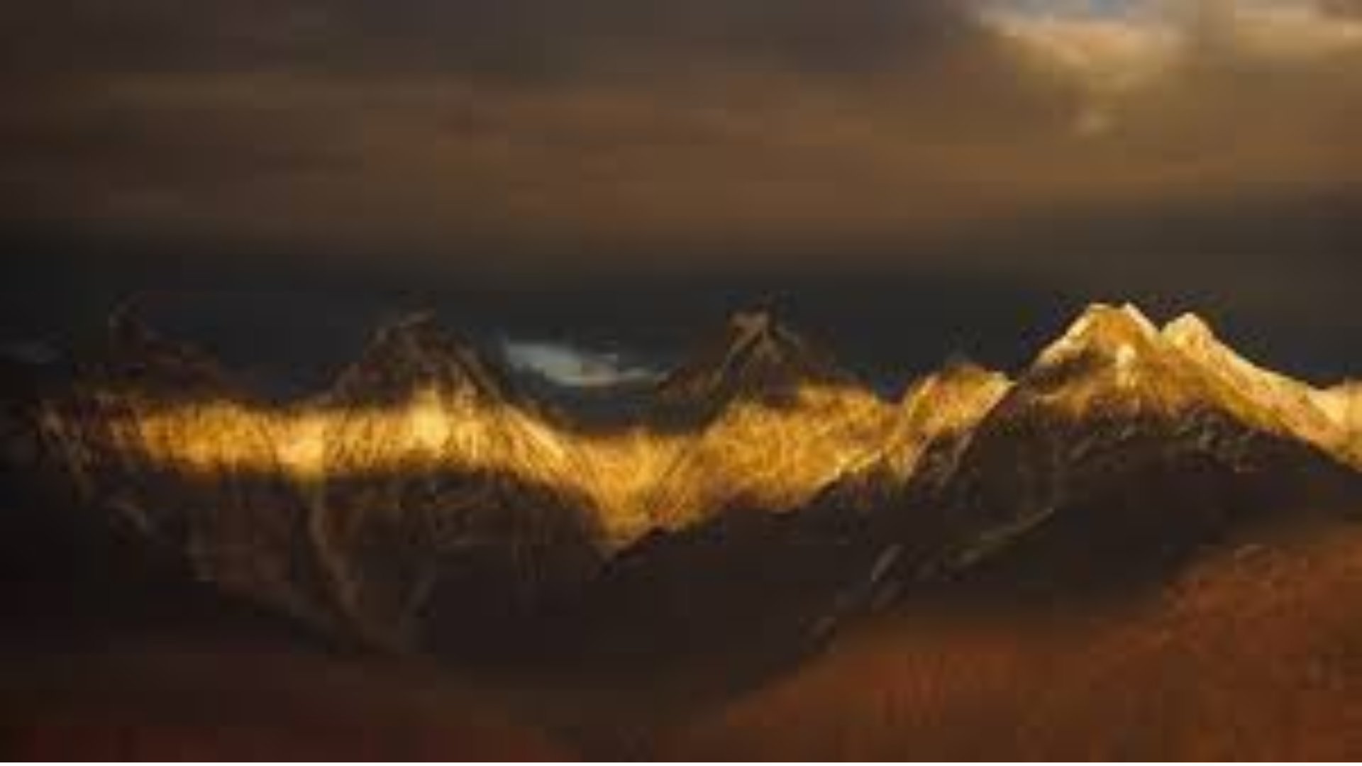 Sunrise reflection of Chaukhamba peaks in Deoria Tal