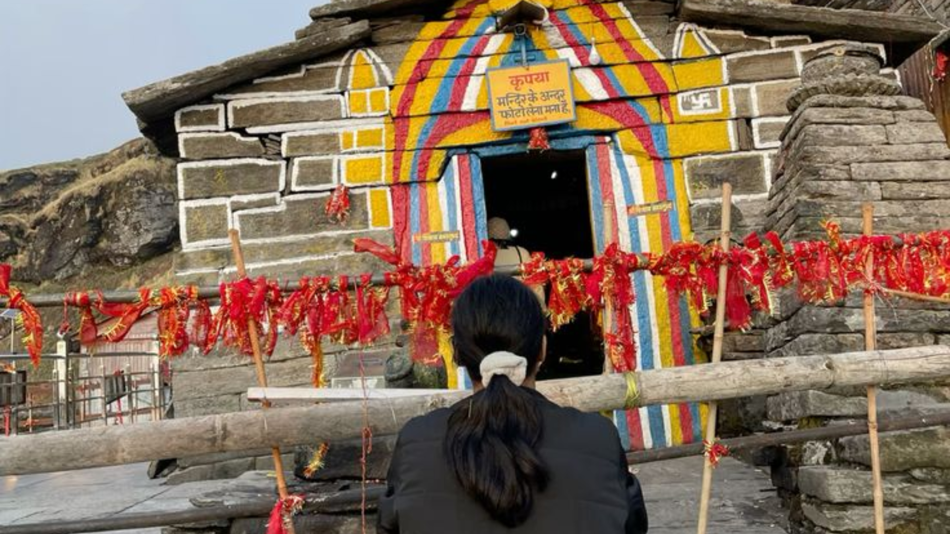 Group meditation and darshan at Tungnath Temple