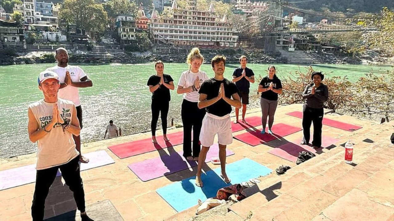 Detox yoga retreat in Rishikesh preparing body before yoga TTC