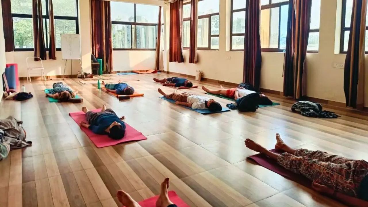 Yoga retreat class for all levels beginner to advanced students together in Rishikesh